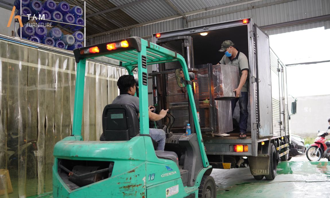 đội ngũ sản xuất cật lực làm việc