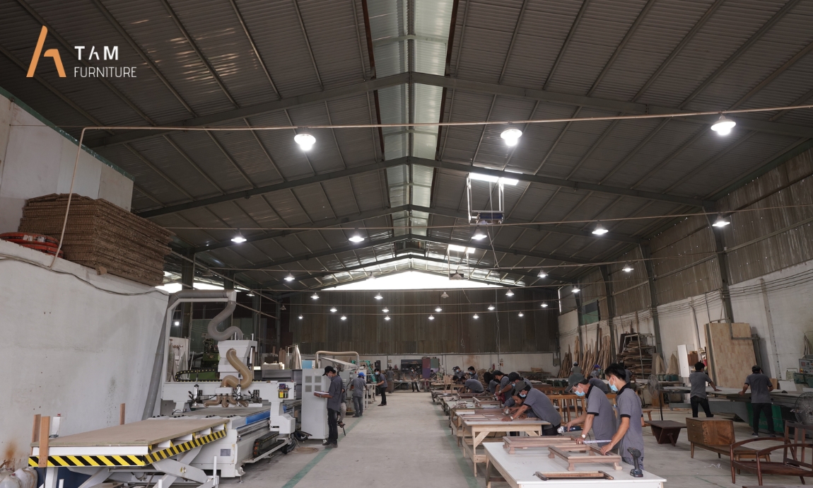 Đội ngũ tư vấn viên của TAM Furniture đang làm việc