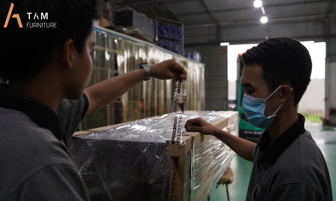 đóng gói và vận chuyển tủ tivi gỗ hikaru