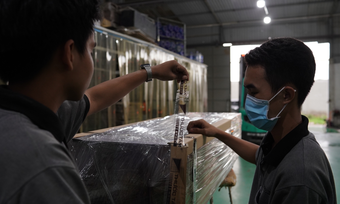 đóng gói và vận chuyển tủ tivi gỗ kali