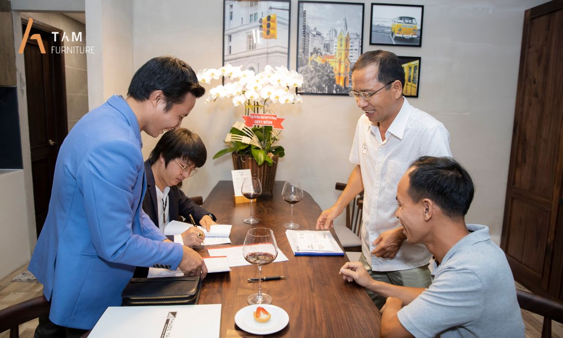 TAM Furniture đang trao đổi với khách hàng
