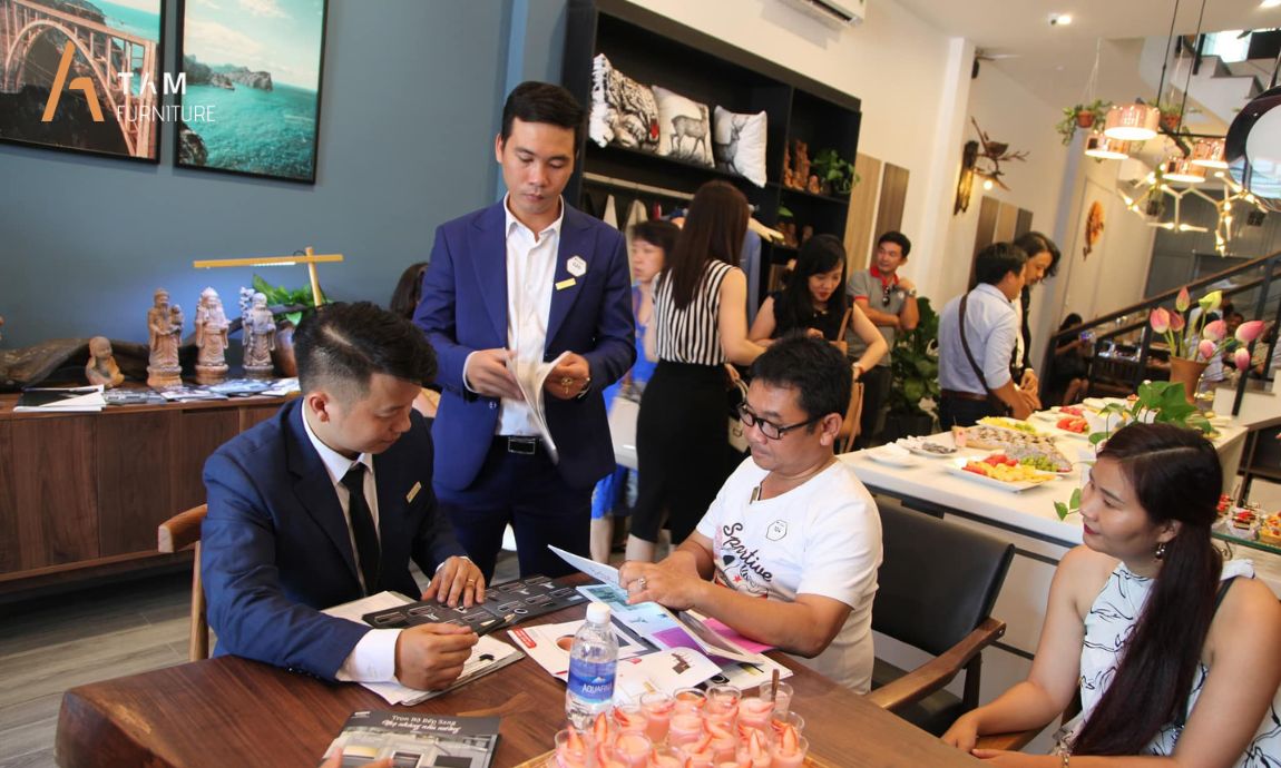 nhân viên TAM Furniture tư vấn khách hàng
