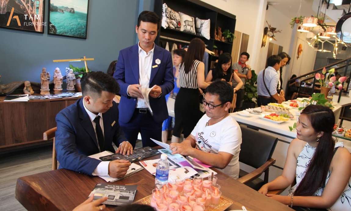 nhân viên tư vấn giường gỗ tần bì future bed