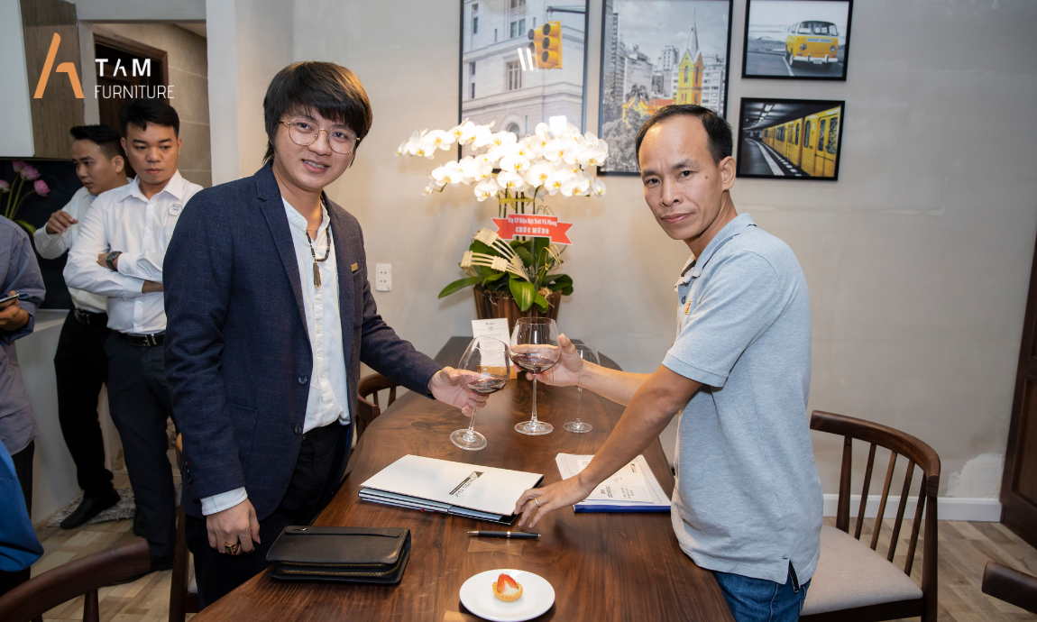 TAM Furniture cung cấp ghế sofa gỗ tần bì chính hãng cho khách hàng