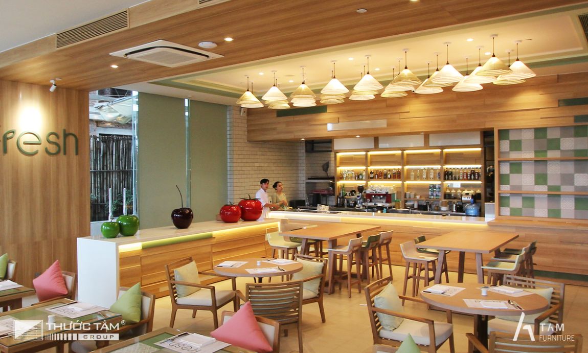 khu vực quầy bar và bếp của nhà hàng