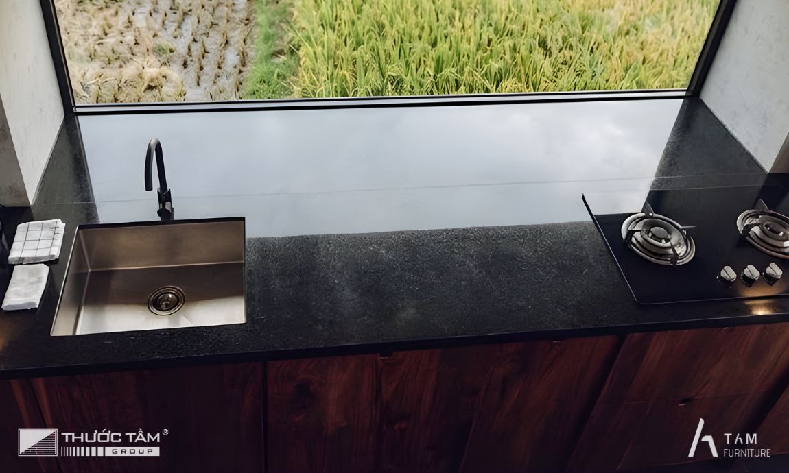bề mặt đá đen của tủ bếp